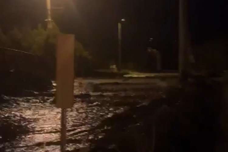 Bursa'da patlayan su borusuyla yollar g&ouml;le d&ouml;nd&uuml;