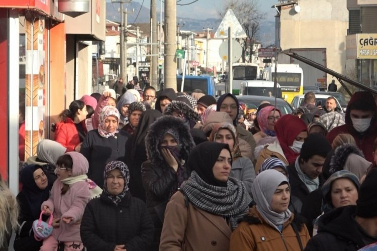 Bursa'da yeni mağaza a&ccedil;ılışında uzun kuyruklar oluştu!