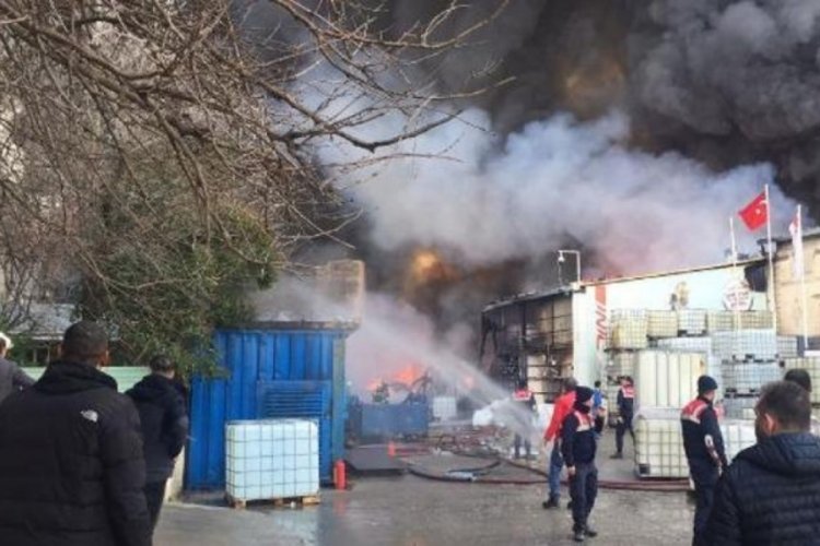 Kocaeli'de boya fabrikasında yangın