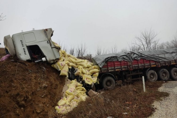 Bursa'da yem y&uuml;kl&uuml; tır yoldan &ccedil;ıktı!