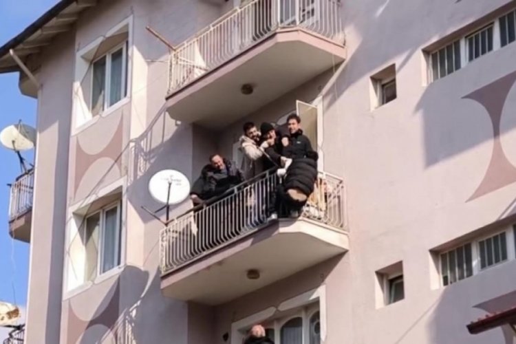 45 yıl hapis cezasıyla aranıyordu, balkondan ka&ccedil;maya &ccedil;alıştı