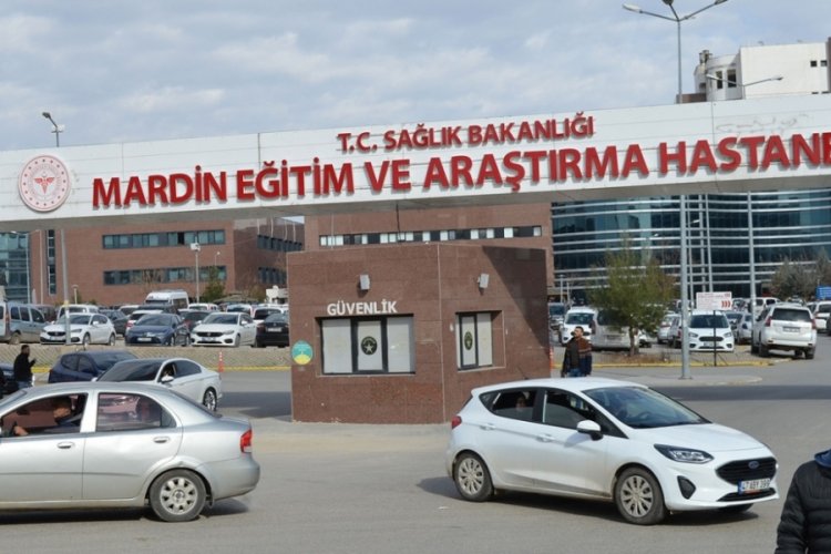 Hemşirenin &ccedil;ağırdığı grup, yoğun bakım &ouml;n&uuml;nde sağlık &ccedil;alışanlarını darp etti
