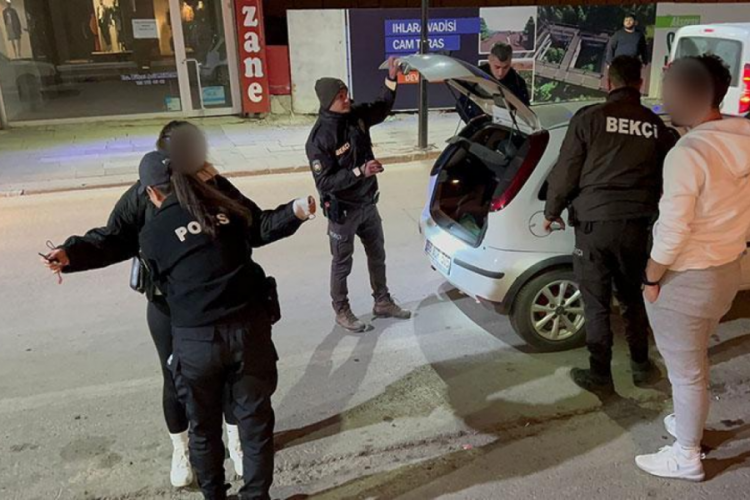 Aksaray polisi şehrin g&uuml;venliği i&ccedil;in denetimde