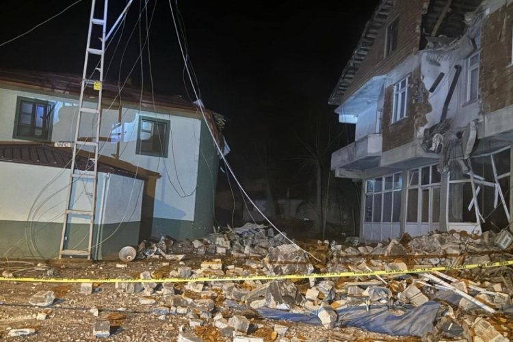 Tokat'ta cami minaresi evin &uuml;zerine devrildi!
