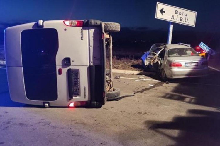 Bolu'da minib&uuml;s ile otomobil &ccedil;arpıştı: 1 kişi yaralandı