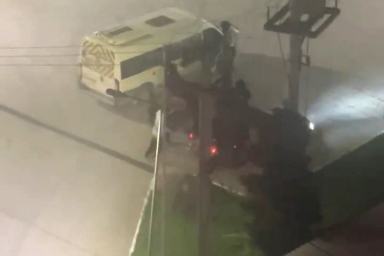 Bursa'da yol verme kavgası! Sokak adeta ringe d&ouml;nd&uuml;