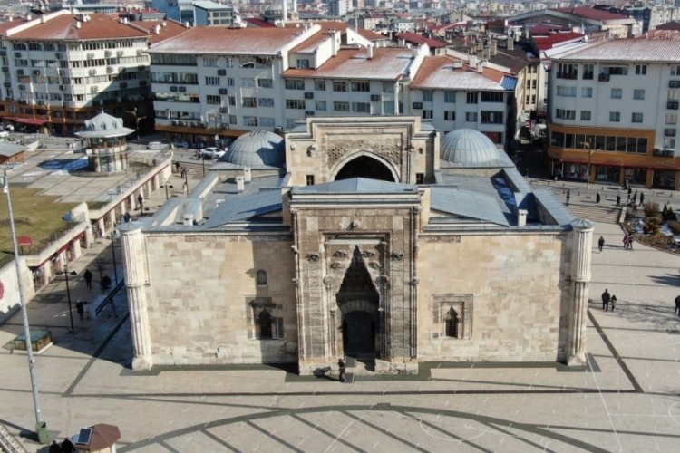 Sivas'ta mimarı bilinmiyor, simetrisiyle hayran bırakıyor