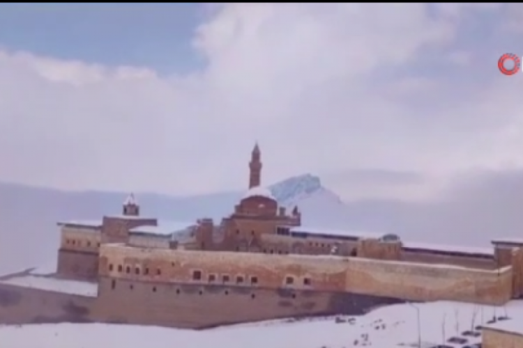 Ağrı'da tarihi saray beyaza b&uuml;r&uuml;nd&uuml;