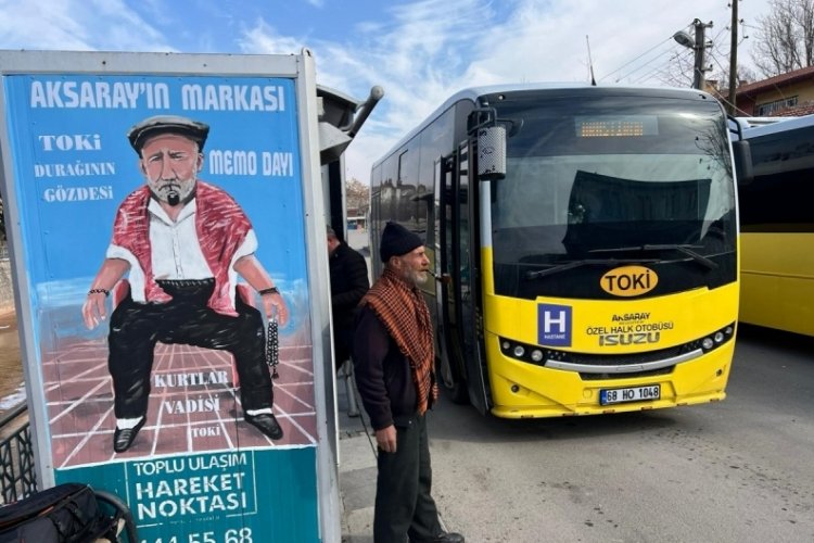 Aksaray'da Kurtlar Vadisi olarak g&ouml;rd&uuml;ğ&uuml; mahalleyi uluyarak anons ediyor