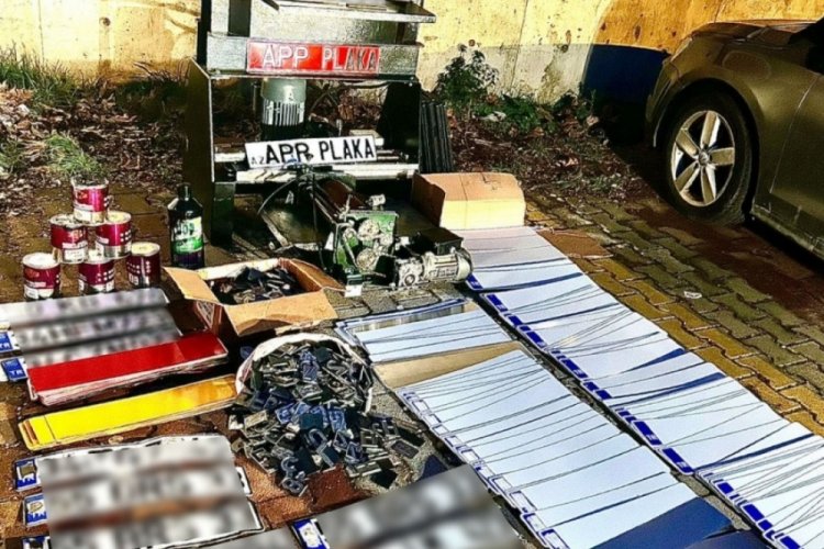 İstanbul'da kuaf&ouml;rde sahte plaka basan ş&uuml;pheli yakalandı