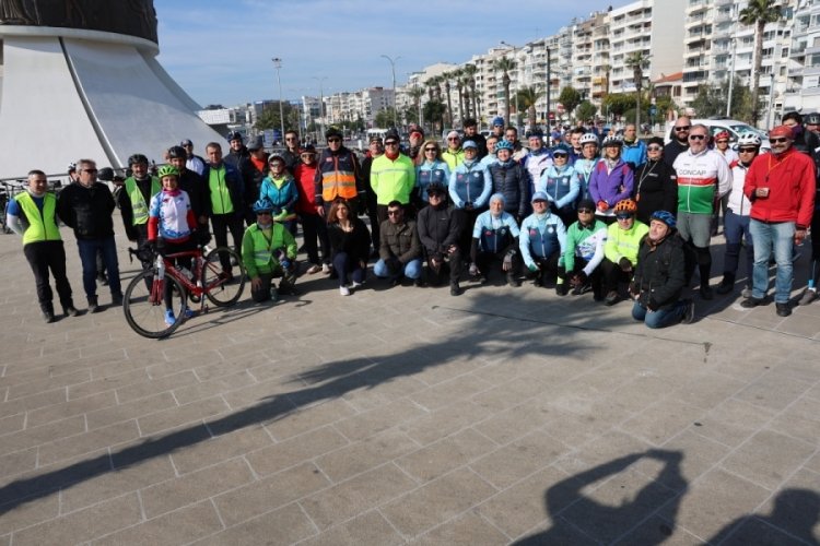 İzmir'de depremin 1. yıl d&ouml;n&uuml;m&uuml;nde pedal &ccedil;evirdiler