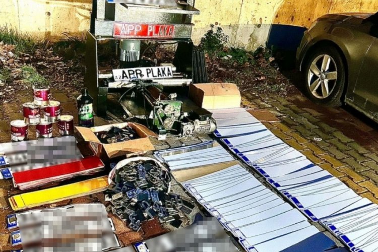 İstanbul'da kuaf&ouml;rde sahte plaka basım imalathanesine baskın