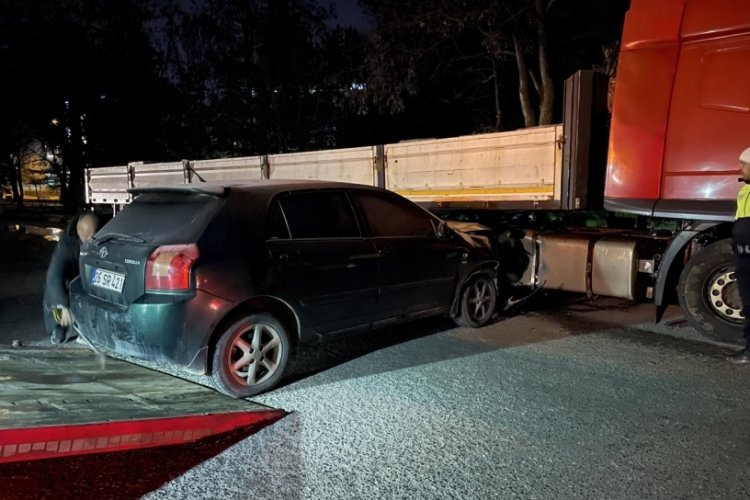 Eskişehir'de 'Dur' ihtarına uymayarak ka&ccedil;an alkoll&uuml; s&uuml;r&uuml;c&uuml; tıra &ccedil;arptı!