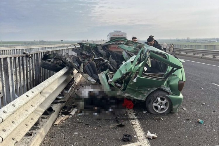 Tekirdağ'da otomobil bariyerlere &ccedil;arptı: 1 &ouml;l&uuml;