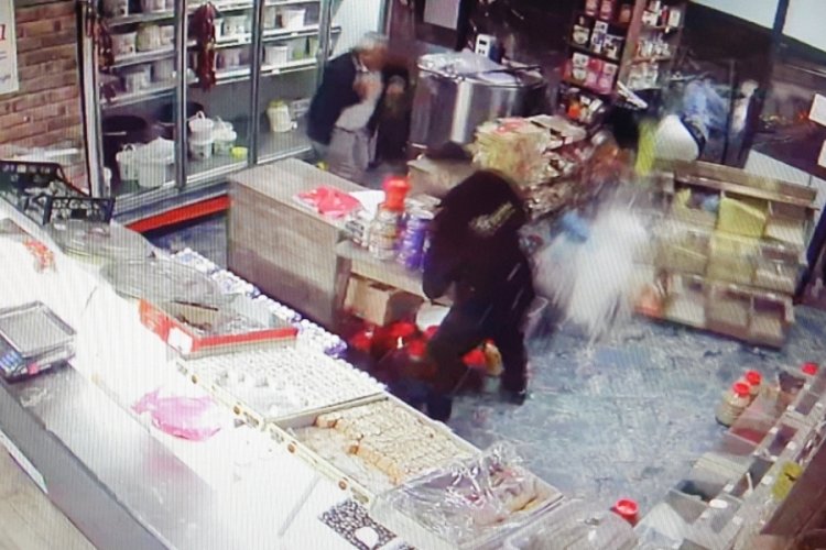 Kayseri'de s&uuml;r&uuml;c&uuml; hayatını kaybederken otomobilin &ccedil;arptığı adam d&uuml;kkana girdi
