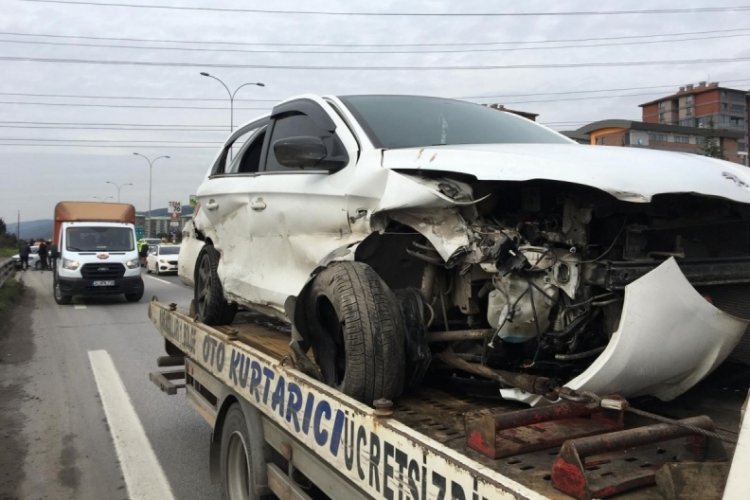 TEM'de iki otomobil &ccedil;arpıştı: 1'i &ccedil;ocuk 3 yaralı