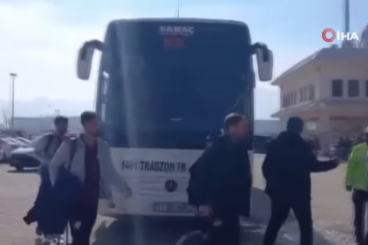 Afyonspor'da futbolcular stada y&uuml;r&uuml;yerek gitti