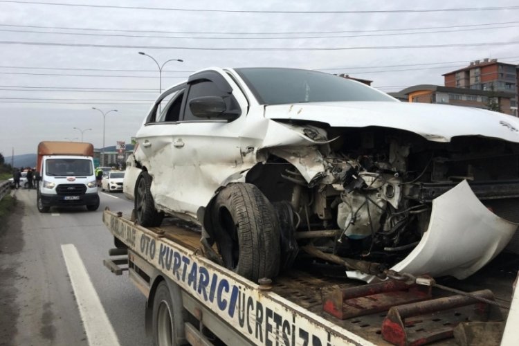 Kocaeli TEM Otoyolunda iki otomobil &ccedil;arpıştı! 1'i &ccedil;ocuk 3 yaralı