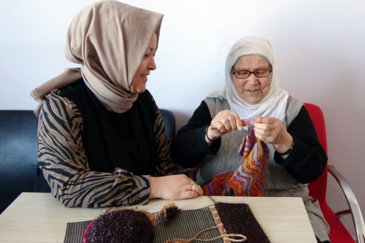 Hataylı depremzede, sanatını yaşlılara &ouml;ğretiyor