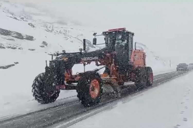 Siirt'te kar nedeniyle yolda kalan 25 ara&ccedil; kurtarıldı
