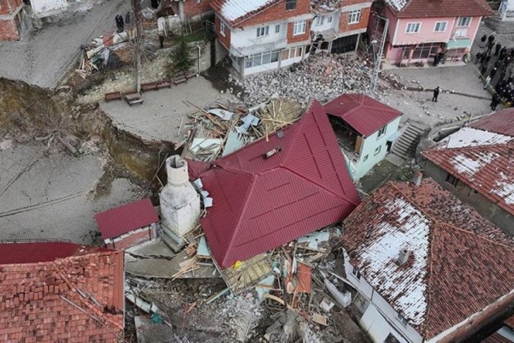 Tokat'ta heyelan! 39 evden 4'&uuml; ile cami yıkıldı