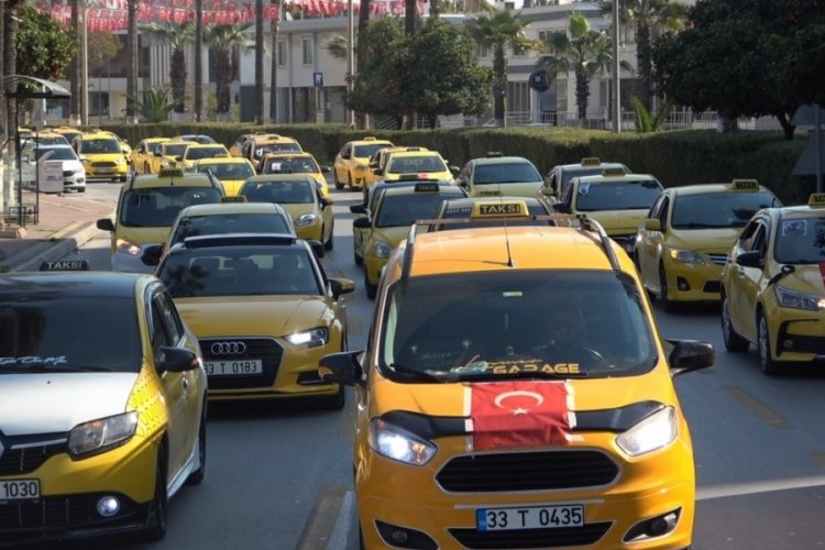 İzmir'de &ouml;ld&uuml;r&uuml;len taksici, Mersin'de 450 taksicinin d&uuml;zenlediği konvoyla anıldı