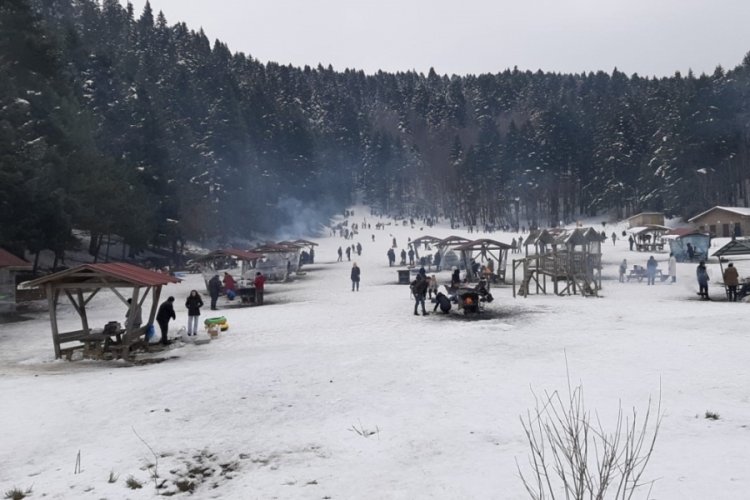 Bolu'da vatandaşların akın ettiği Abant'ta trafik kilitlendi