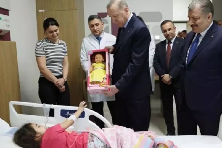 Cumhurbaşkanı Erdoğan a&ccedil;ılışını yaptığı hastanede tedavi g&ouml;ren &ccedil;ocukları ziyaret etti