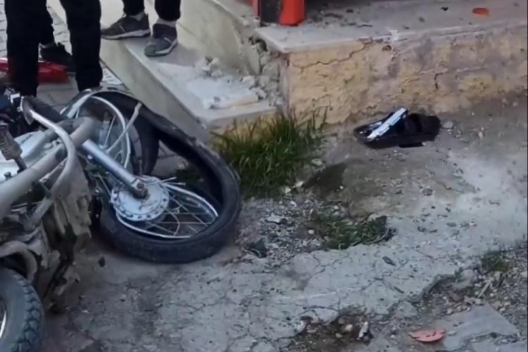 Adana'da motosikletli gencin hayatını kaybettiği kaza g&uuml;venlik kameralarına yansıdı