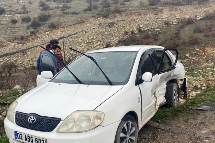 Adıyaman'da iki otomobil &ccedil;arpıştı: 6 yaralı