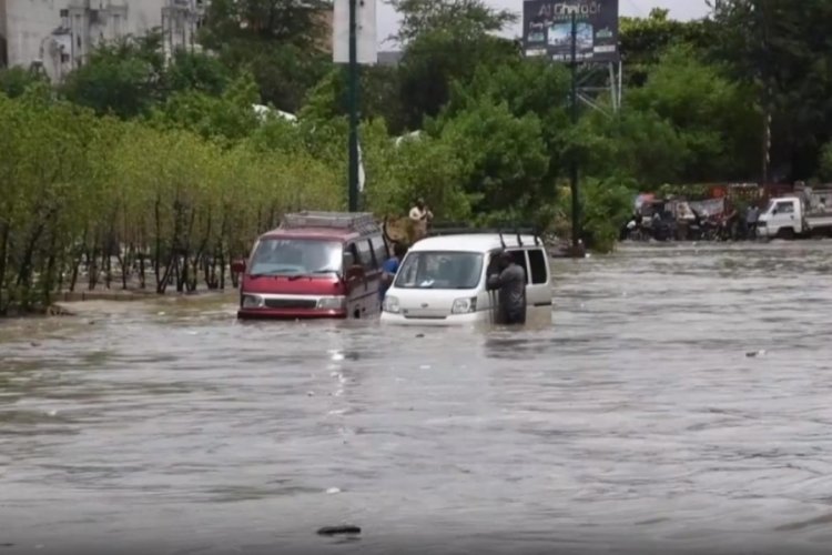 Pakistan'da sel: 1 &ouml;l&uuml;