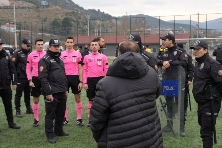 Futbolcular trib&uuml;nlere el hareketi yaptı, ortalık karıştı
