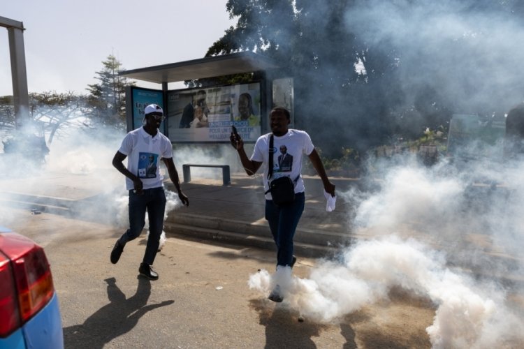 Senegal'de cumhurbaşkanlığı se&ccedil;imlerinin ertelenmesi nedeniyle sokaklar karıştı
