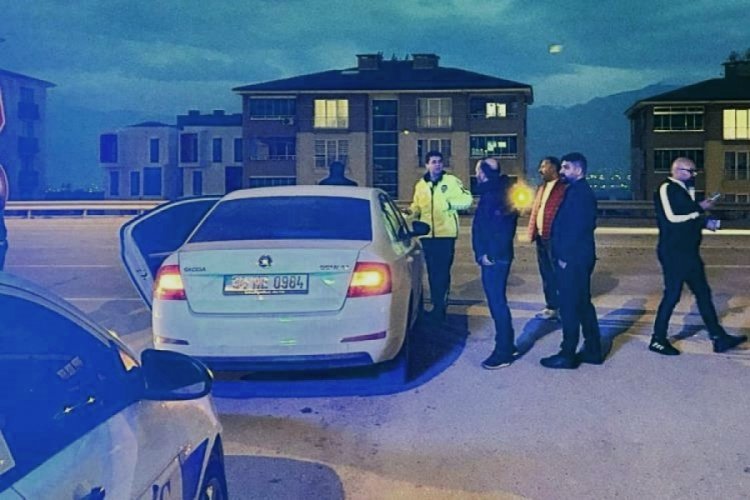 Bursa'da iki otomobil &ccedil;arpıştı: 4 kişi yaralandı