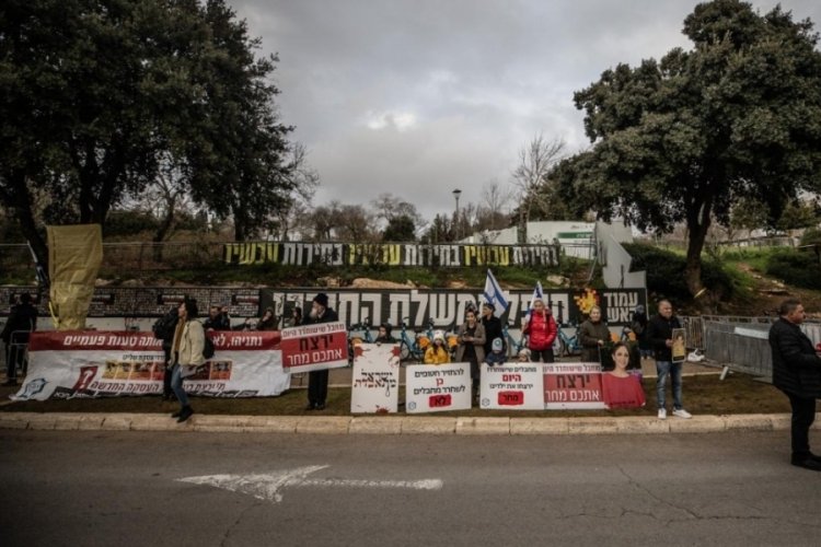 İsrail Meclisi &ouml;n&uuml;nde Gazze'de ateşkes yanlıları ve karşıtları g&ouml;steri yaptı