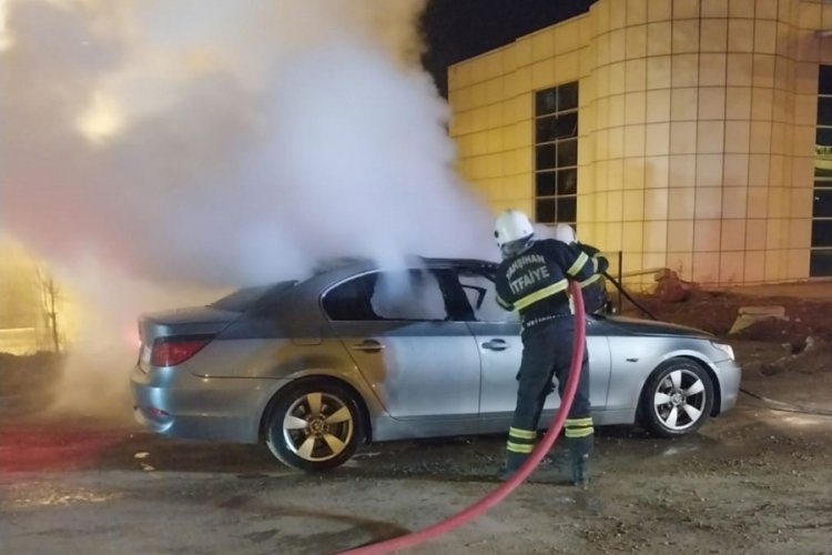 Kırıkkale'de park halindeki otomobil alev alev yandı