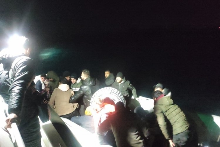 Balıkesir'in Ayvalık il&ccedil;esi a&ccedil;ıklarında 51 d&uuml;zensiz g&ouml;&ccedil;men kurtarıldı