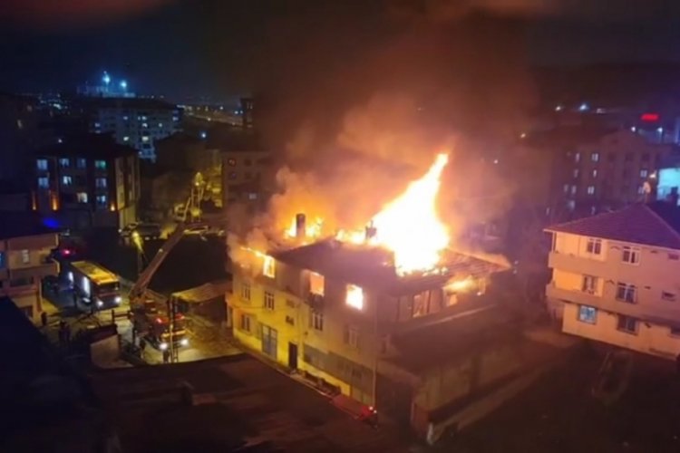 İstanbul'da 2 katlı binanın &ccedil;atısı alev alev yandı