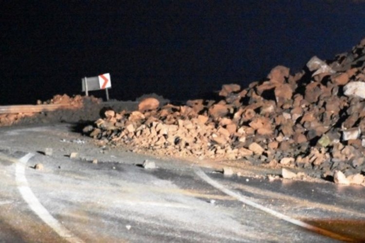 Bitlis'te yola d&uuml;şen kayalar trafik akışını durdurdu