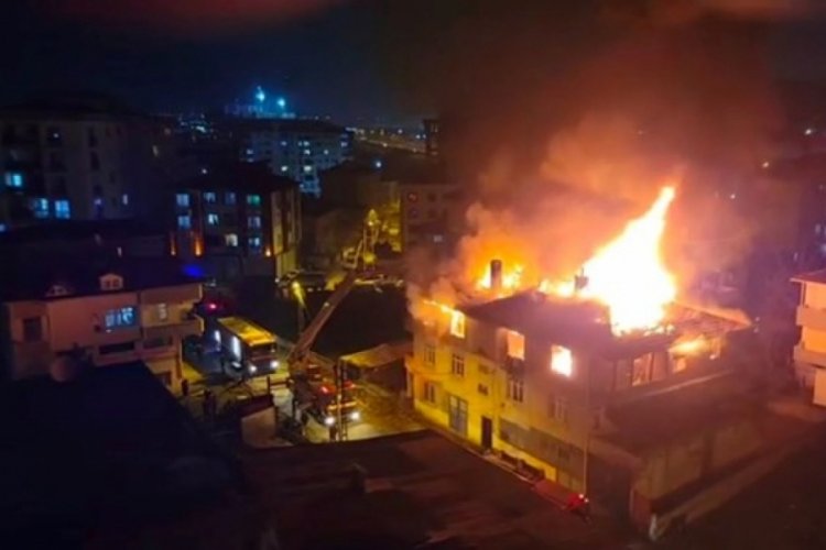 Tuzla'da 2 katlı binanın &ccedil;atısı alev alev yandı