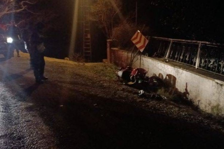 Bursa'da virajı alamayan motosiklet duvara &ccedil;arptı!