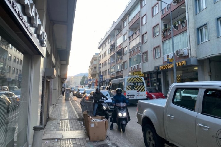 Bursa'da okulların yeniden a&ccedil;ılmasıyla trafik yoğunluğu arttı