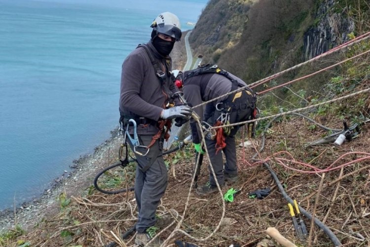 Artvin'de karayolunda tehlike oluşturan kayalar kont&ouml;rl&uuml; olarak d&uuml;ş&uuml;r&uuml;l&uuml;yor