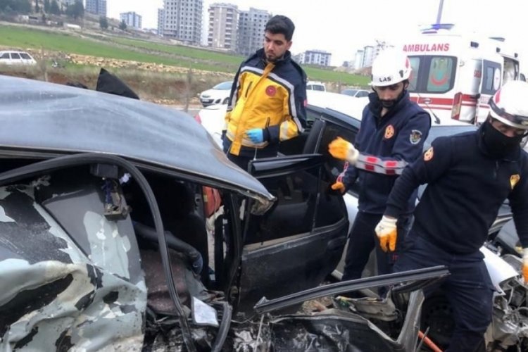 Şanlıurfa'da otomobiller &ccedil;arpıştı: 1 &ouml;l&uuml;, 2 yaralı