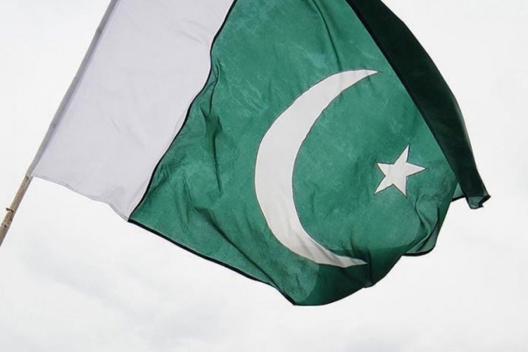 Pakistan'da el bombalı ve ağır silahlı saldırıda 10 polis &ouml;ld&uuml;
