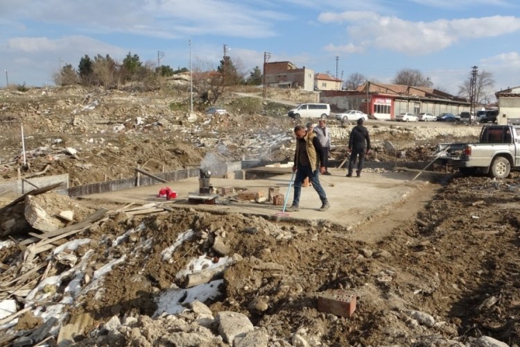 Malatya'da depremin ayırdığı aile hayata tutunmaya &ccedil;alışıyor