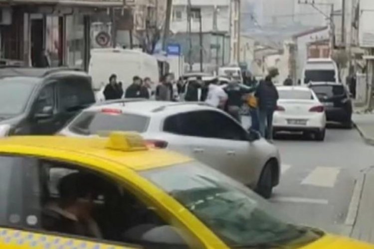 İstanbul'da kadına şiddete mahalleliden tekmeli m&uuml;dahale