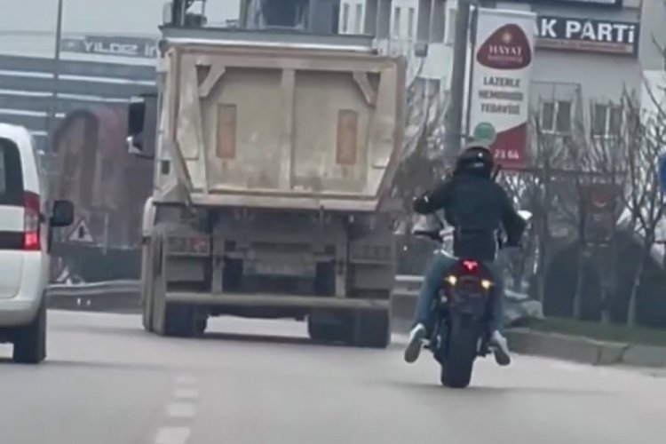Bursa'da trafikte tehlikeli anlar! Akan trafikte tek teker ilerledi