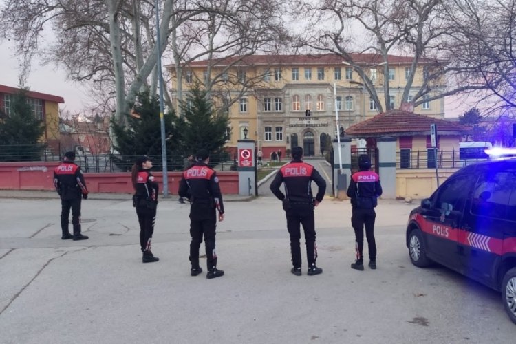 Edirne'de polisler okul &ouml;nlerinde g&ouml;rev aldı