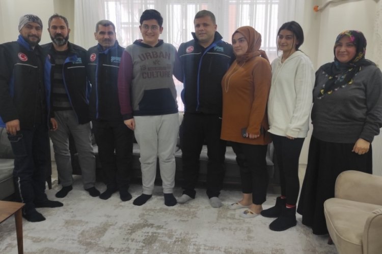 Şanlıurfa'da AFAD ekibi enkazdan kurtardığı aileyi ziyaret etti